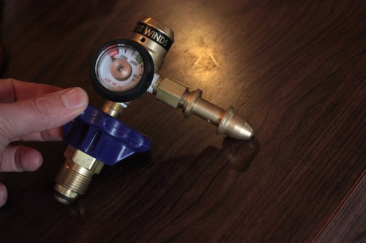 Small/medium-sized balloon nozzle on regulator/pressure gage